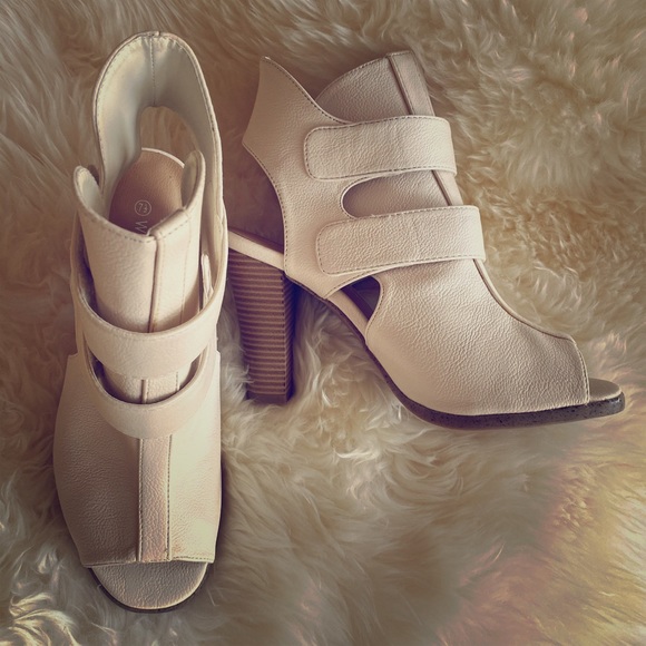 Wild Diva Lounge peep toe cream heels.3.75” US 7.5 - Picture 1 of 6